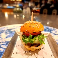 蓮 - ⚫バーガー
                    チーズバーガー、南の島豚を使いチャーシューに