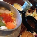 珈琲庭　桜 - ランチに食べた海鮮丼定食