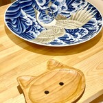 鮓樹 - 設えも器も調度品もこだわりを感じますが唯一コイントレイだけは猫の顔ｗ　女将の趣味かなｗ