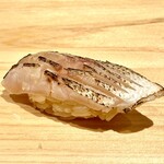 鮓樹 - 白皮梶木は9日熟成を軽く炙ってから握ります