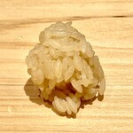 鮓樹 - ということで舎利玉をもらって肝ソースに入れます