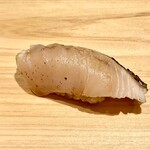 鮓樹 - 喉黒は対馬産　脂を綴じ込めつつ適度に水分が抜けた16日熟成