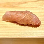 鮓樹 - 一貫目はヤヴァい色に馴れた大トロ　これは噴火湾産の20日熟成　いきなり悶絶しますｗ