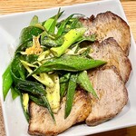 叉焼と九条葱の炒めは別々に仕上げて盛り合わせます