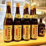 かつぎや - 今日もカウンター席ですが左奥ではなくて右手前の紹興酒の前ですｗ