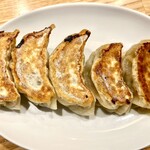 かつぎや - これもマストの焼餃子　注文を受けてから包みます
