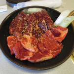南大門 - カルビランチとハラミランチの肉、各850円(税別)