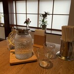 貝出汁らぁ麺あり澤 - テーブルのカトラリーなど