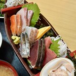 豊栄丸 - マグロ、カツオタタキ、縞鯵、鯛、鮭、ブリ、煮蛤、白魚、玉子