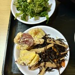 豊栄丸 - さつまいもとナッツの煮物、ヒジキ煮物、青菜おひたし（食べ放題）