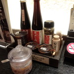 小魚 阿も珍 -  テーブル上には調味料がいっぱい