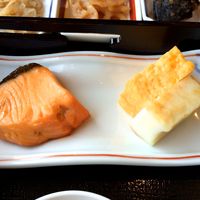 京料理 熊魚菴 たん熊北店 横浜ホテルニューグランド店 - 鮭と甘口の玉子焼き、かまぼこ