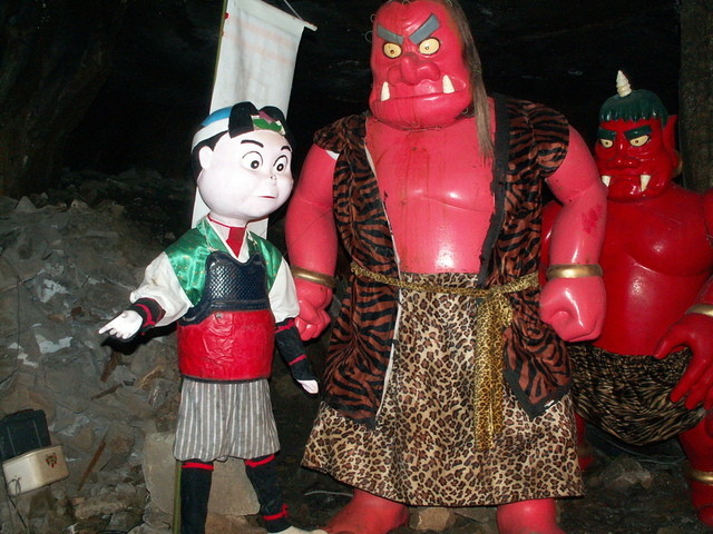 名物かまど - 洞窟内の桃太郎と鬼