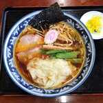 手打中華 英 - ワンタンメン。