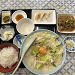 お食事処 峠 - スタミナチャンポン定食と単品の煮込みホルモンと追加のニンニク