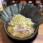 横浜家系ラーメン 三郷家 - ラーメン900円硬め濃いめ多め。海苔増し100円。薬味ネギ100円。