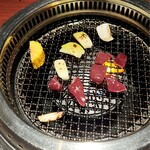 焼肉きたじま - 厳選和牛レバーの塩焼きを網の上へ(o^^o)