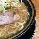 横浜家系ラーメン 三郷家 - 旨味の強いスープ。