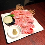 焼肉きたじま - 見事なサシの和牛上ロースです(o^^o)