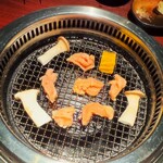 焼肉きたじま - 極上ミノの塩焼きを網の上へ(o^^o)