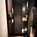 焼肉きたじま - ビル地階にあるモダンな玄関です(o^^o)
