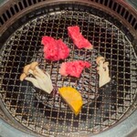 焼肉きたじま - ブリスケ 厚切りと野菜を網の上へ(o^^o)