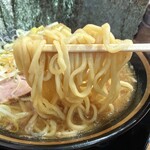 横浜家系ラーメン 三郷家 - 麺リフト。