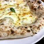 Pizza Land - 生地はモチモチとしてコシが強い！！