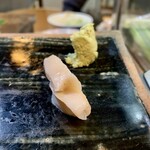 すし富 - 貝なんかな？切れ端もくださいよー、ゆうてもらいました。