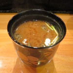 天寿し - 赤出汁、じゅんさいと三つ葉の茎に一口の白身