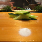 天寿し - 常にカウンターに置かれる胡瓜と塩
