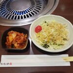 黒毛和牛専門店 もうもう亭 - ステーキ重のサラダとキムチ