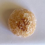 亀末廣 - 上生菓子（柴の雪か）　柴の焼き印がみえる