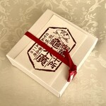 亀末廣 - 包装　
      店名通り亀に扇のデザインで、窓枠も亀甲のかたち
      縁起が大変いい