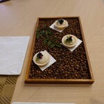 SHINARUKI - ▷食前のお楽しみ
◯白身魚とじゃがいものブランダード

魚のすり身にマッシュポテトなのかな❔
って説明で話されているのに
全然、聞いてないなあ（笑）

上にはキャビアが載せられていた