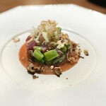 リョウリヤ ステファン パンテル - カツオのたたき、行豆、いちぢくとチェリービネガーのソースにくるみをかけて