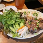 サイゴン - 蒸しビーフンと豚肉風味焼き