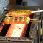 みたらしだんご・ぬくたい - ご注文を受けて焼きます、タレも飛騨からとりよせています。昔ながらのものは安全食でもあったと思います。