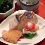 京橋 婆娑羅 -  手前の皿（お寿司とか）