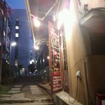  杉大門通りから１本路地に入った所にあります。