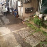 パザパ -  店前は舗装していない路地。