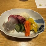 小満津 - 鰻重の前に漬物盛り合わせ