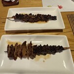 小満津 - 個別注文の串焼き。上がきも焼き、下が腎臓と肝臓。こちらは鰻重と違い味付けはしっかり