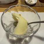 小満津 - 柚子のシャーベット。カットした柚子のシロップ漬が不思議な食感