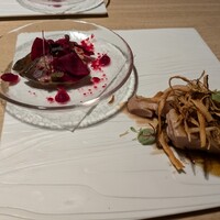 小野の離れ 博多本店 - ◆強肴（魚料理）と留肴（肉料理） 長崎県産カツオの炙り焼きあかキャベツとビーツのマリネ（紅葉イメージ）、ありた鶏の低温ロースト、ゴボウのキャラメリゼ添え