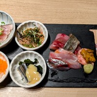 小野の離れ 博多本店 - ◆刺身；カツオのたたき、ごま鯖、なますのトビコ和え、きびなごの酢味噌和え、ぶり、マグロ、ボラ、イワシ、サーモン、ひらす、鯵、マグロのたたきウニ、シメサバ　鯛