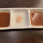 焼肉 小川 - 左から味噌、塩、醤油ダレ