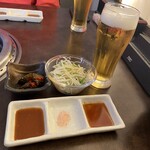 焼肉 小川 - タレ、サラダ、オイキムチ　生中