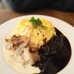 ビストロ オム 鎌倉 - オムライスあいがけソース2310円（税込）　