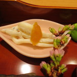 日本料理 太月 -  桜の枝が添えられた白魚。